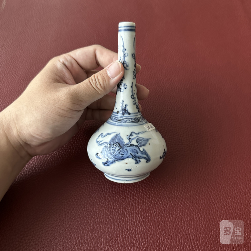 明正德 青花瑞狮纹长颈瓶 - 图8